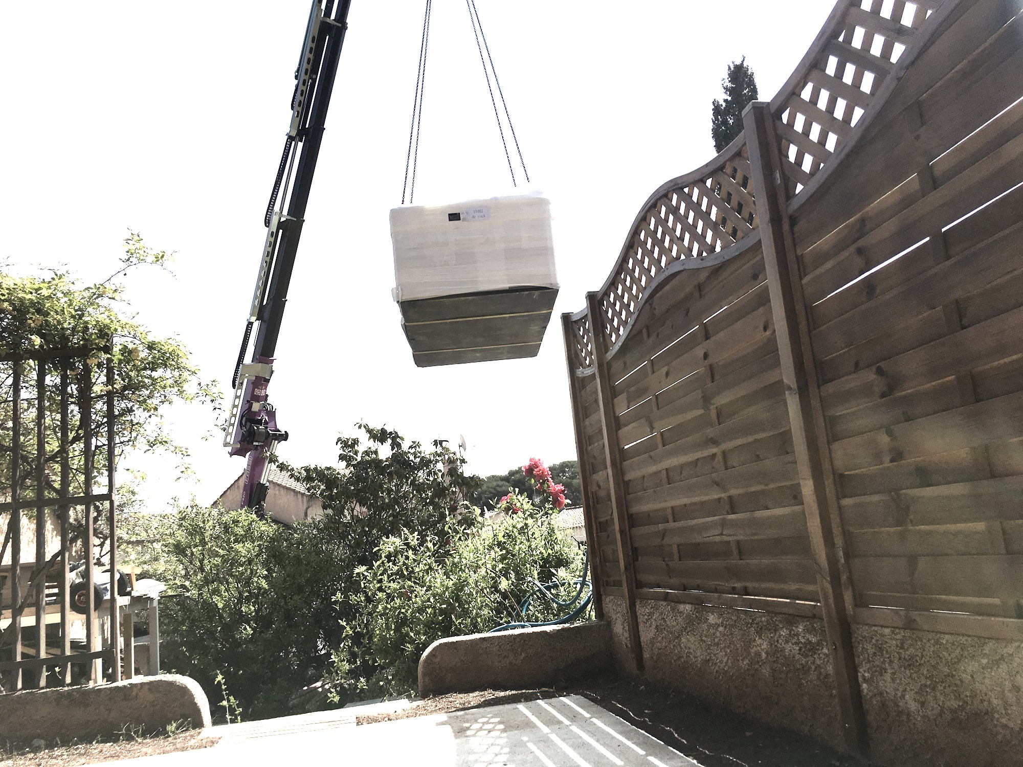 Livraison et installation d'un spa de nage avec grue